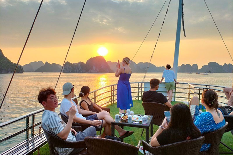 Cruise for Groups of Friends in Ha Long Bay: The Ultimate Experience with Jade Sails Halong
