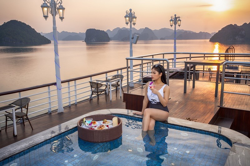 Sunrise Activities on an Overnight Cruise in Ha Long Bay | Jade Sails Halong Experience